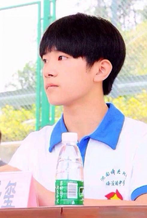 易烊千玺一身校服很青涩以前在班里算帅的