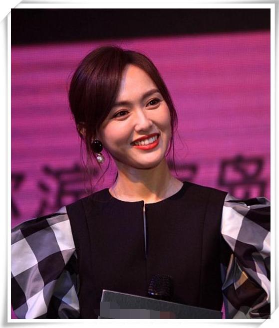 唐嫣亮相活动,开怀大笑自信满满,但当镜头移到脖子上时尴尬了