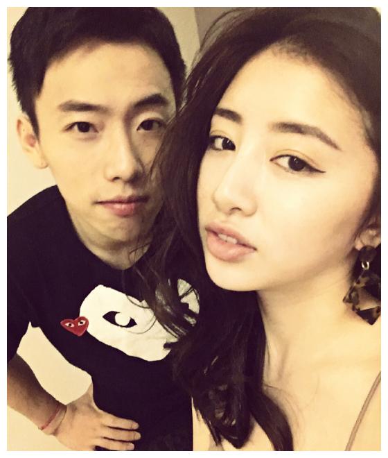 如今,两人为了各自的事业忙碌着,邹凯已经成长为事业型男人,而周捷则