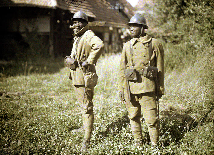 兵营. 法国, 1917. 摄影: paul castelnau.塞内加尔士兵在休息