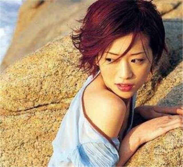 落选港姐,只能靠拍三级片出名,今费尽心机嫁豪门,却遭老公出轨