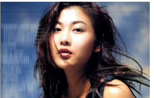 她无视"潜规则"而沦落到摆摊卖衣服,如今活的美若天仙!