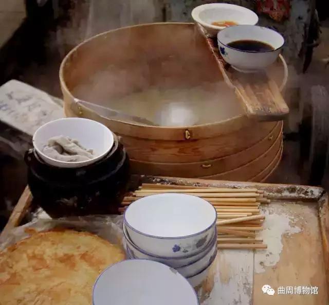 曲周人也看到和感受到了这一点,正在把煎饼菜这一风味小吃,作为非遗