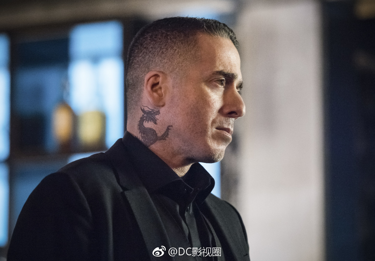 为了对抗迪亚兹,奥利弗找到一位老朋友寻求帮助.