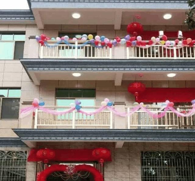 结婚时,婆家装饰了乡下婚房!这房子真喜庆,厕所还挂了"气球"