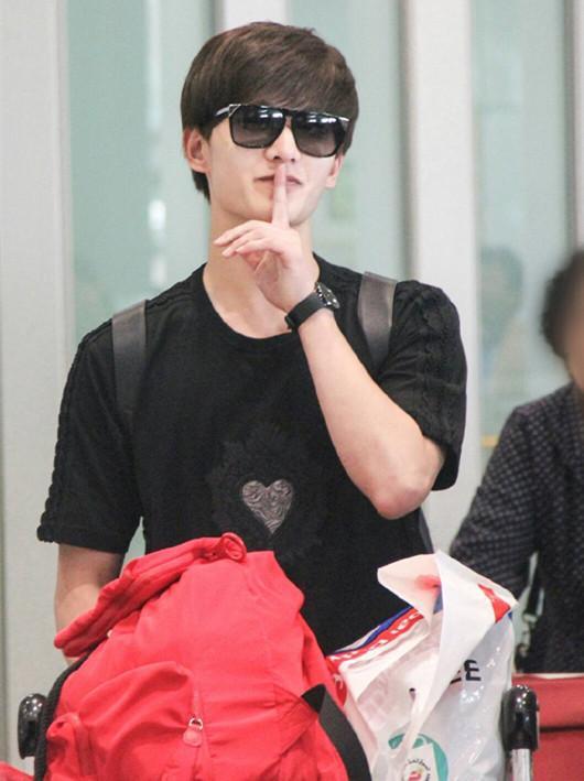 王俊凯时尚大片的拍摄花絮来了,这个手势很帅!