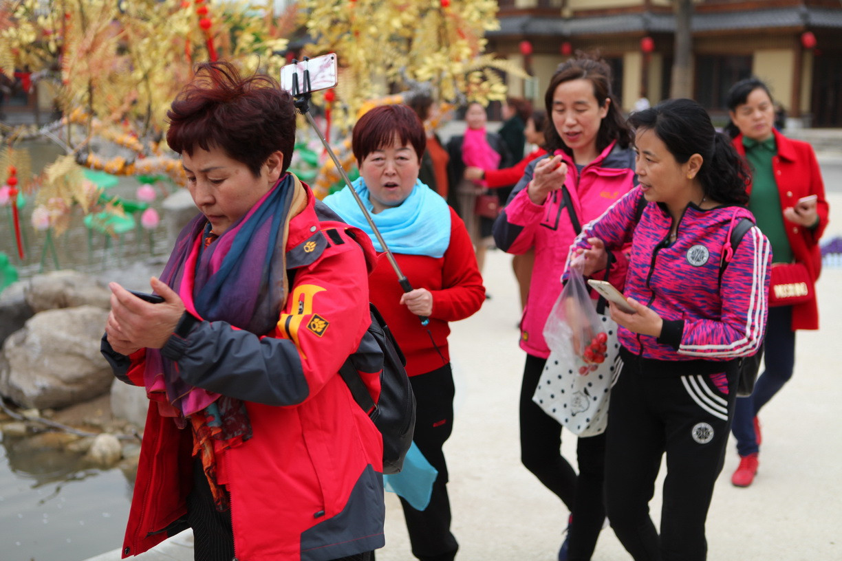 中国大妈旅游出行标配装备 人人必有一条丝巾