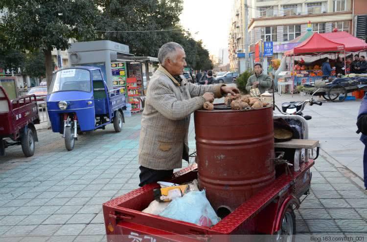 却被许久不见的用汽油桶卖烤红薯的老爷