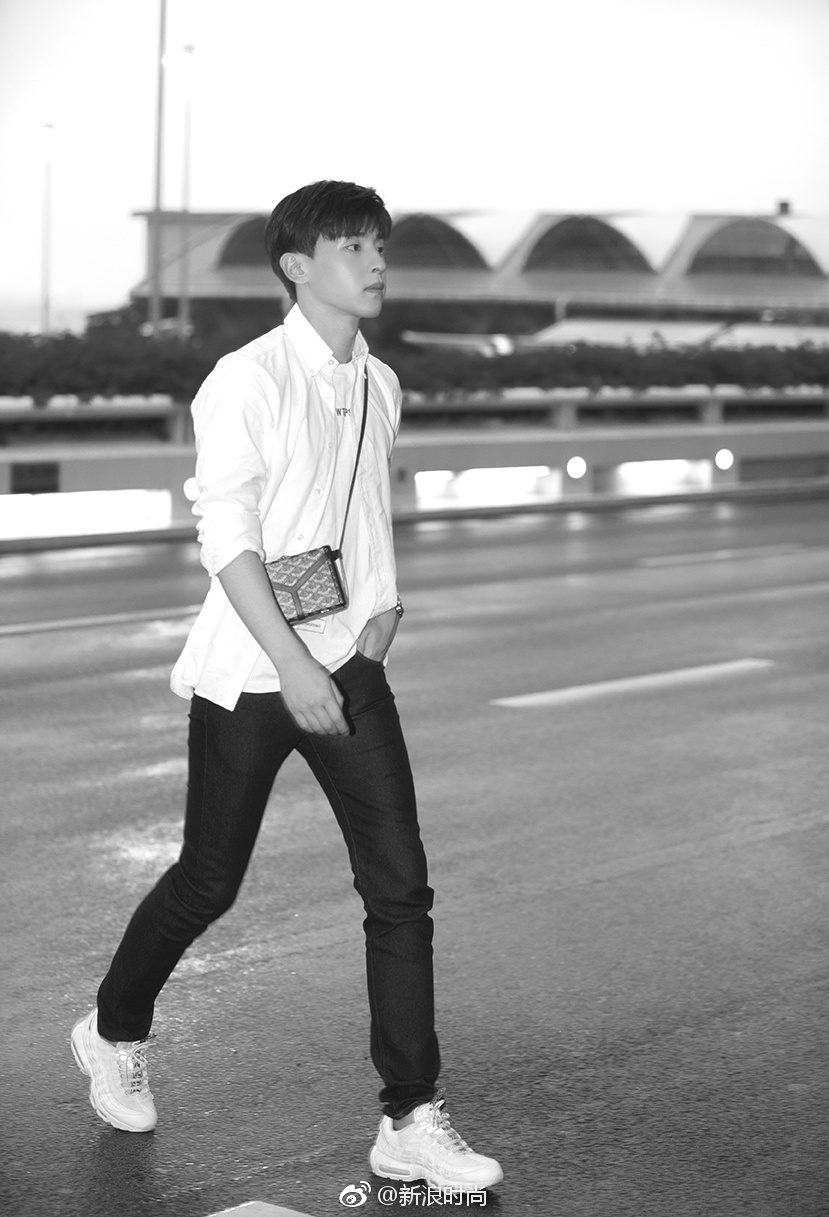 白衬衫叠搭简约清爽|邓伦|斜跨|白色_新浪新闻