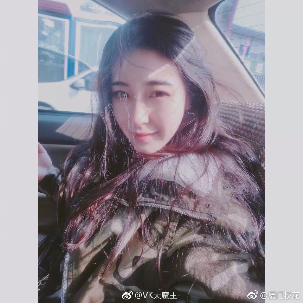 她叫李瑾轩, 95年,就读于中国民航飞行学院,身高165cm