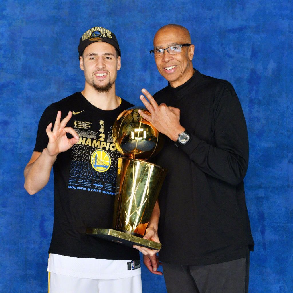 汤普森合影球迷遭调侃,让他少赚4000多万?勇士老板这目标难实现