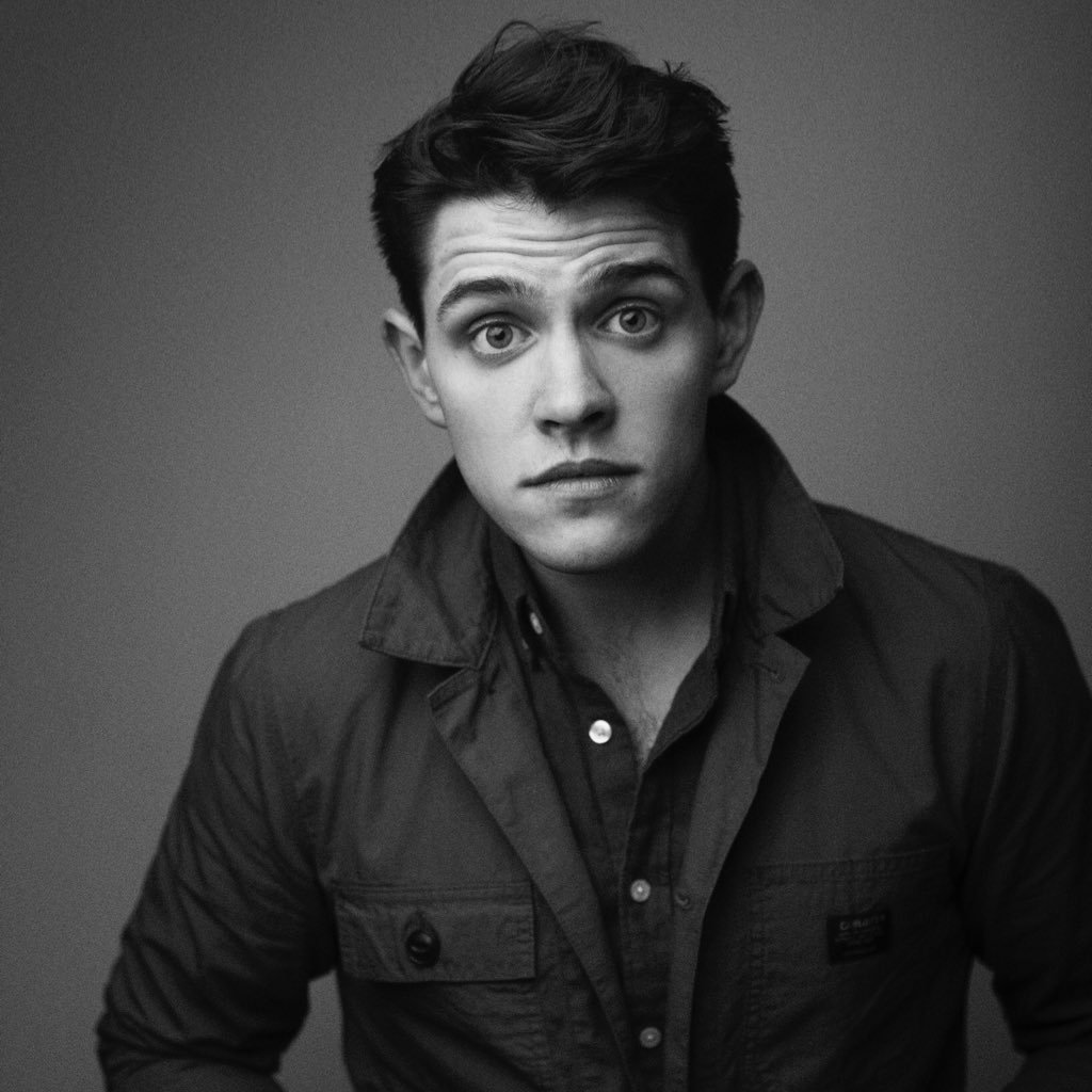 casey cott,最为人熟知的角色是他在美剧《河谷镇》中扮演的 kevin