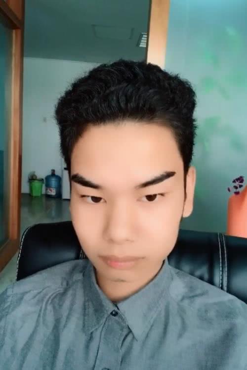 前段时间发际线男孩小吴火了,他去一家理发店做了发际线,修了眉毛和