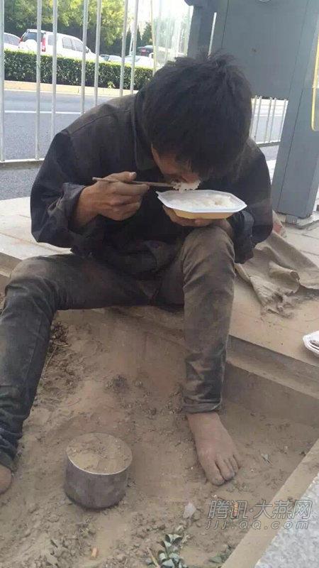 流浪汉上门讨饭服务员热心招待谁知流浪汉身份尊贵