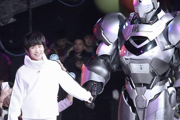 三年前和tfboys合作过的机器人现又和王源重聚回忆满满