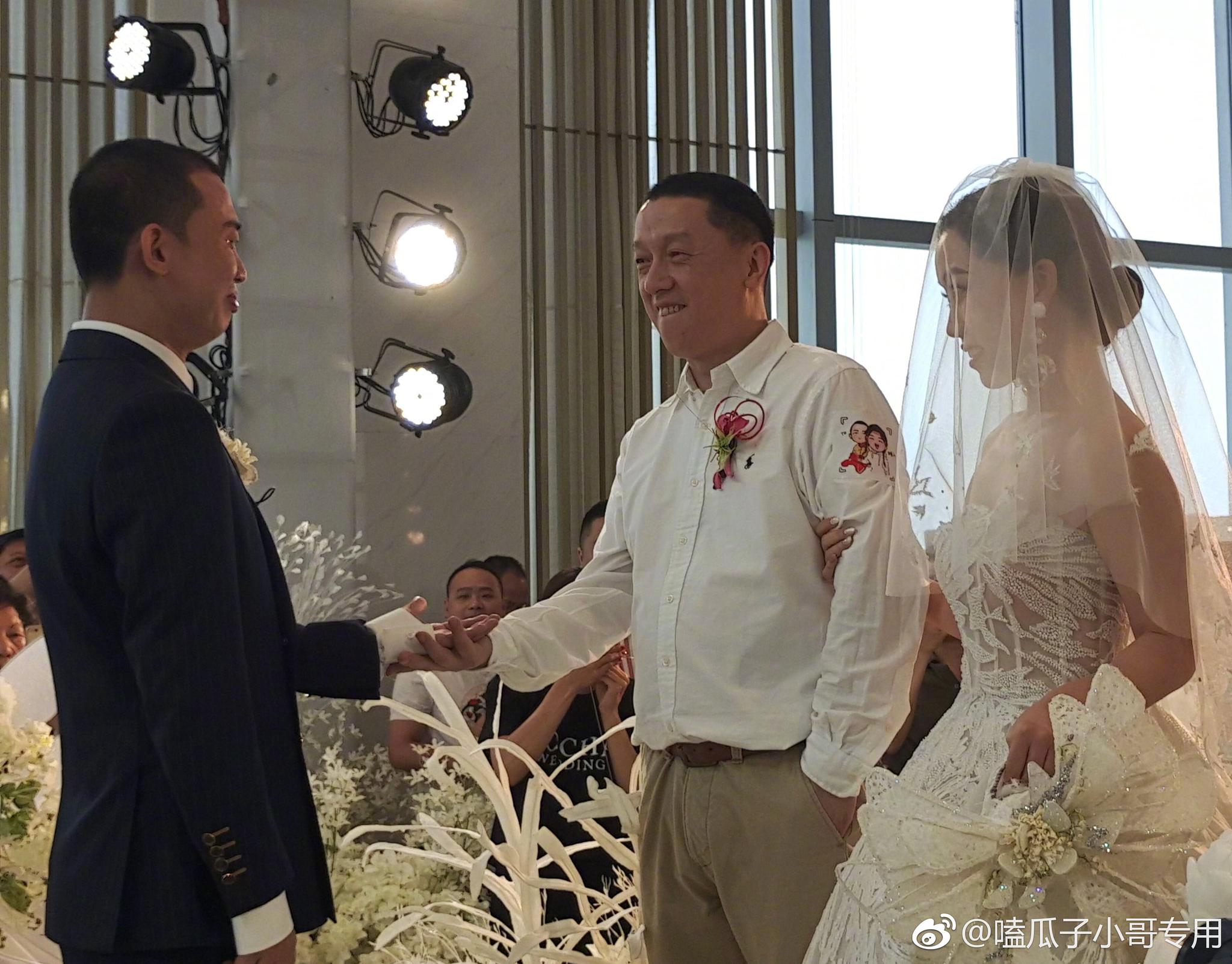 gai周延今天结婚了,在婚礼上,gai哭得好认真