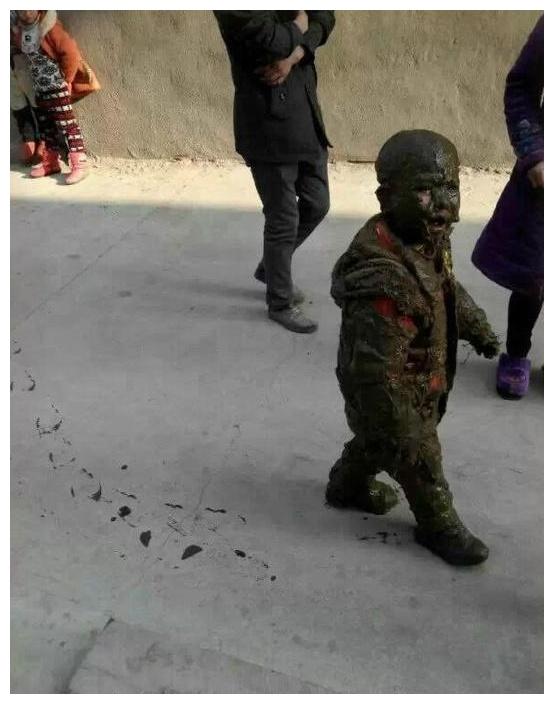 这熊孩子,都掉进泥沟了,还不赶紧回家去洗澡