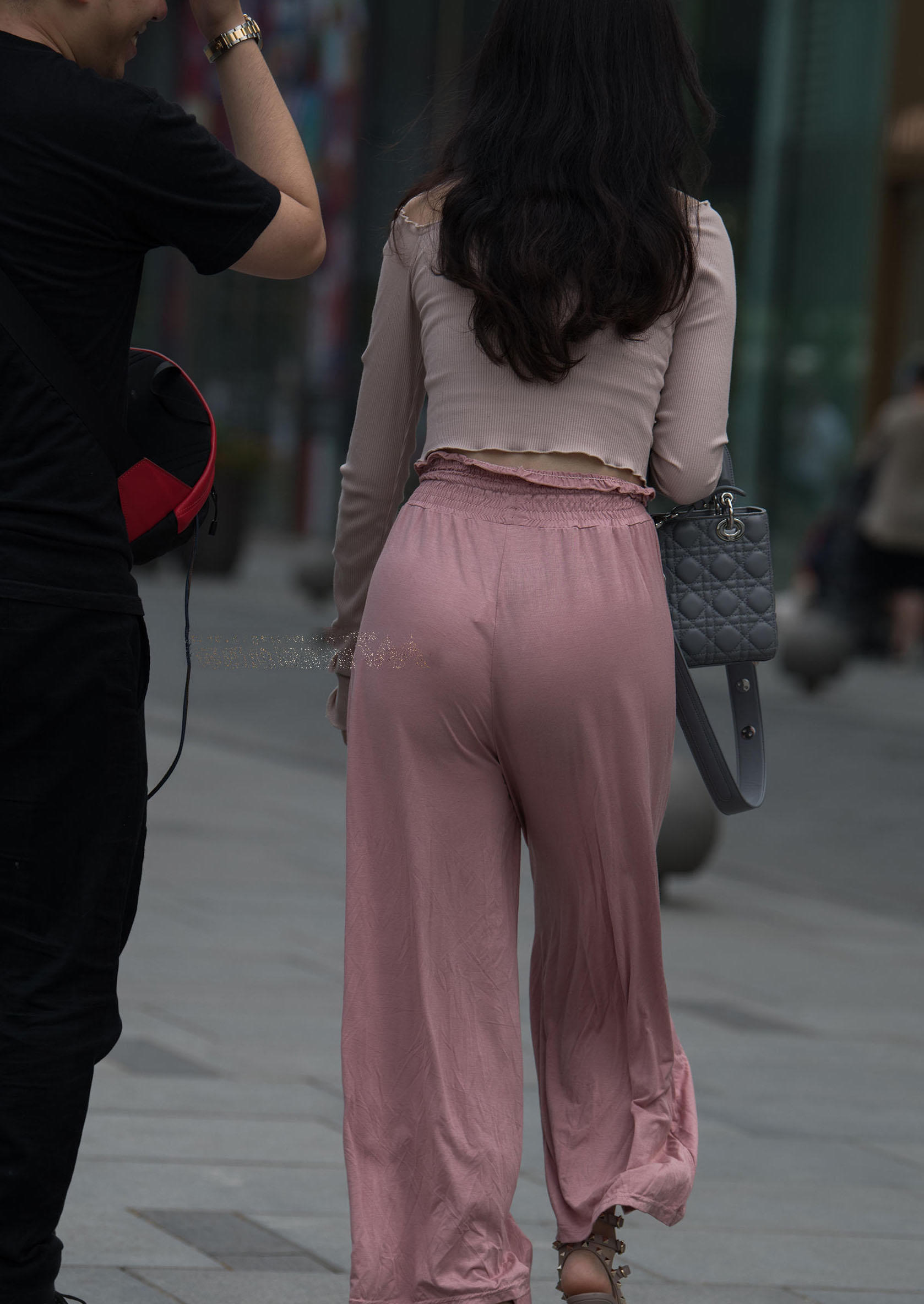 气质熟女贴身长裙勾勒出迷人曲线身边的男友一脸宠溺甜蜜相拥