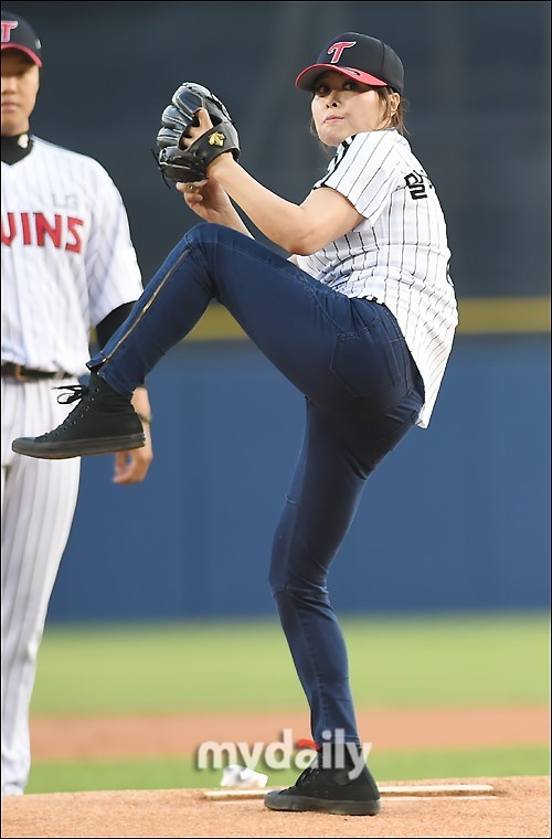 韩国音乐剧女演员洪智敏任棒球比赛开球嘉宾