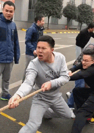 搞笑gif图:小哥看你这表情,这场拔河比赛不赢都难
