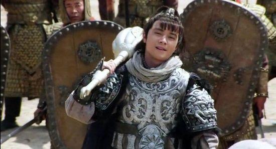 雄阔海此人第一次出现在隋唐中,是献弓给宇文成都,他为人十分的义气