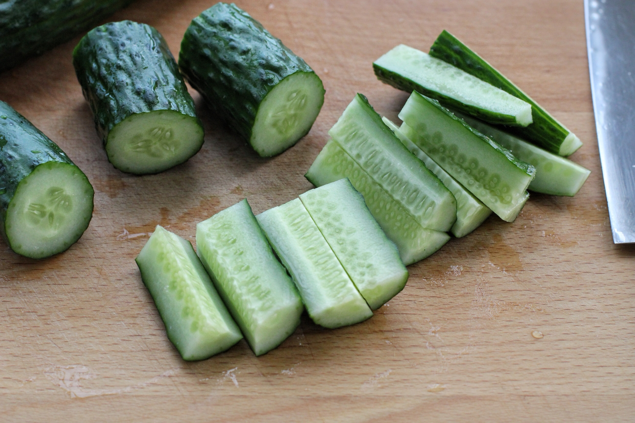 夏季这道菜隔两天就得上桌一次,清脆爽口,酸辣开胃,吃着真过瘾|黄瓜条