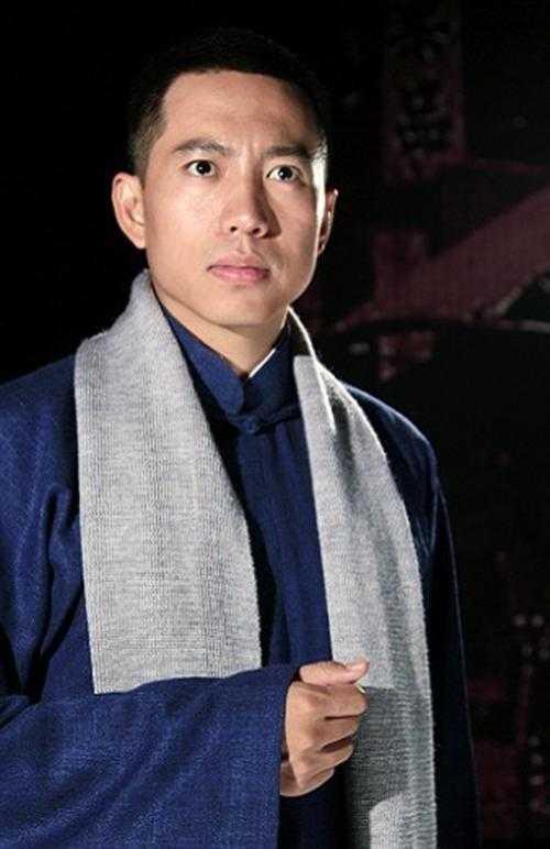 1998年,他首次主演电视剧《骆驼祥子》,自此开始了自己的演艺事业