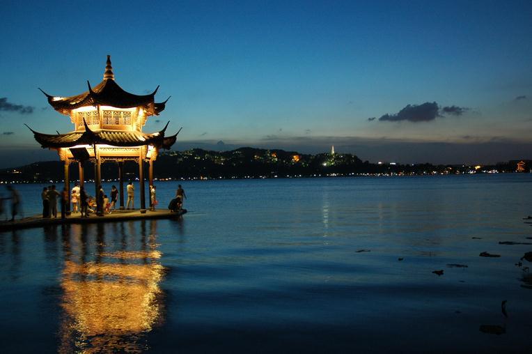 1 西湖作为杭州的标志性景点,西湖是一个美丽的自然景观,被誉为"人间