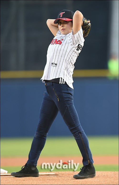 韩国音乐剧女演员洪智敏任棒球比赛开球嘉宾