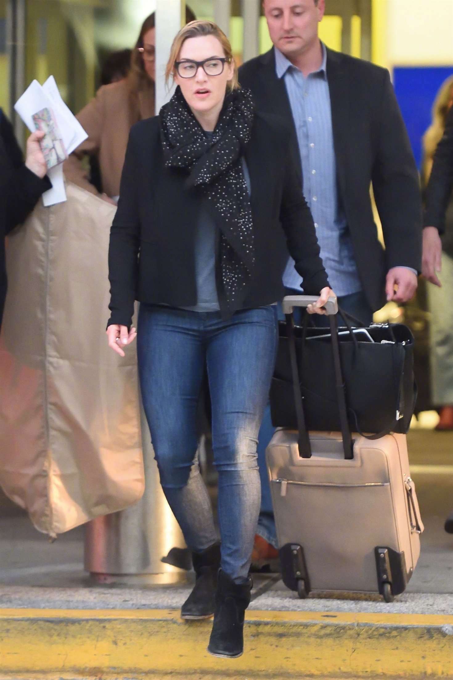 凯特·温斯莱特(kate winslet)抵达纽约肯尼迪机场被拍.