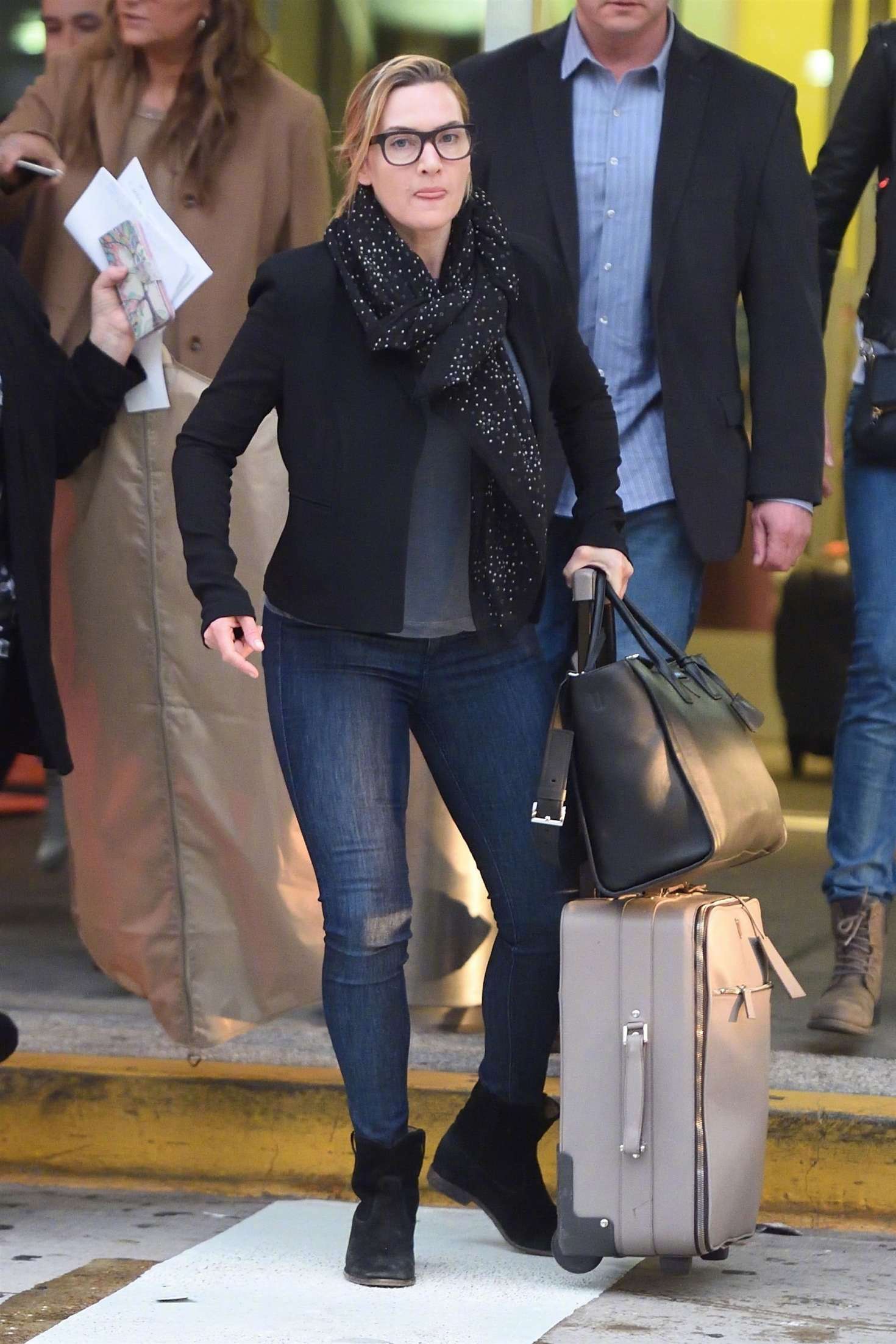 凯特·温斯莱特(kate winslet)抵达纽约肯尼迪机场被拍.