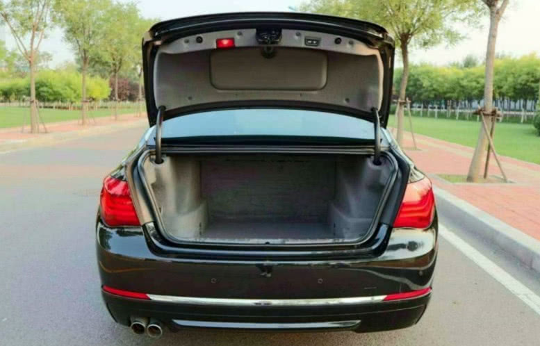 花44万买辆二手宝马7系,当打开后备箱时,不相信自己的眼睛!