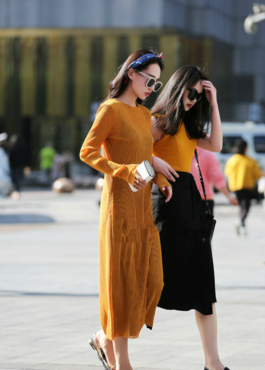 春熙路街拍黑色星辰长外套搭配高跟鞋成都女人好看又时尚