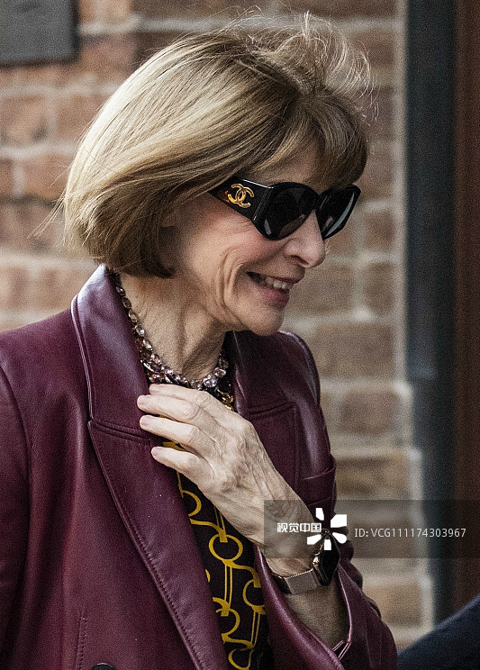 安娜,温图尔梳娃娃头带墨镜时尚感十足一路灿笑疾走带风气场足