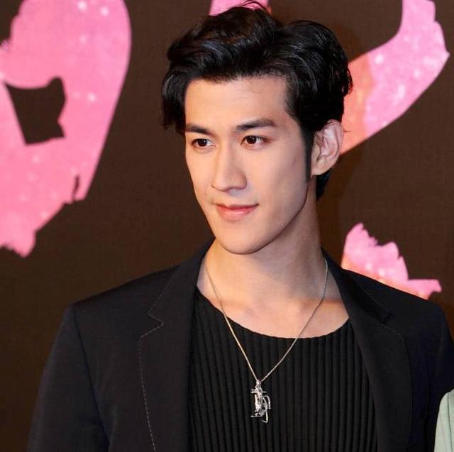 虽然李治廷古装扮相还是相当的英气,但更多的是给人一股文质彬彬的