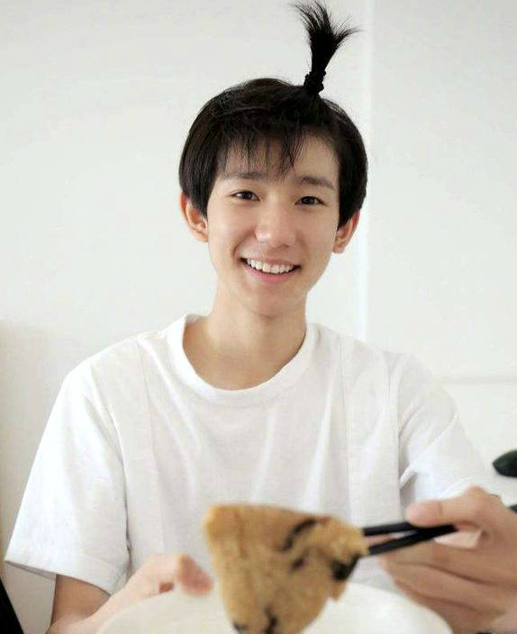娱乐圈扎苹果头最帅男星,易烊千玺第二,王源第五,第一是他