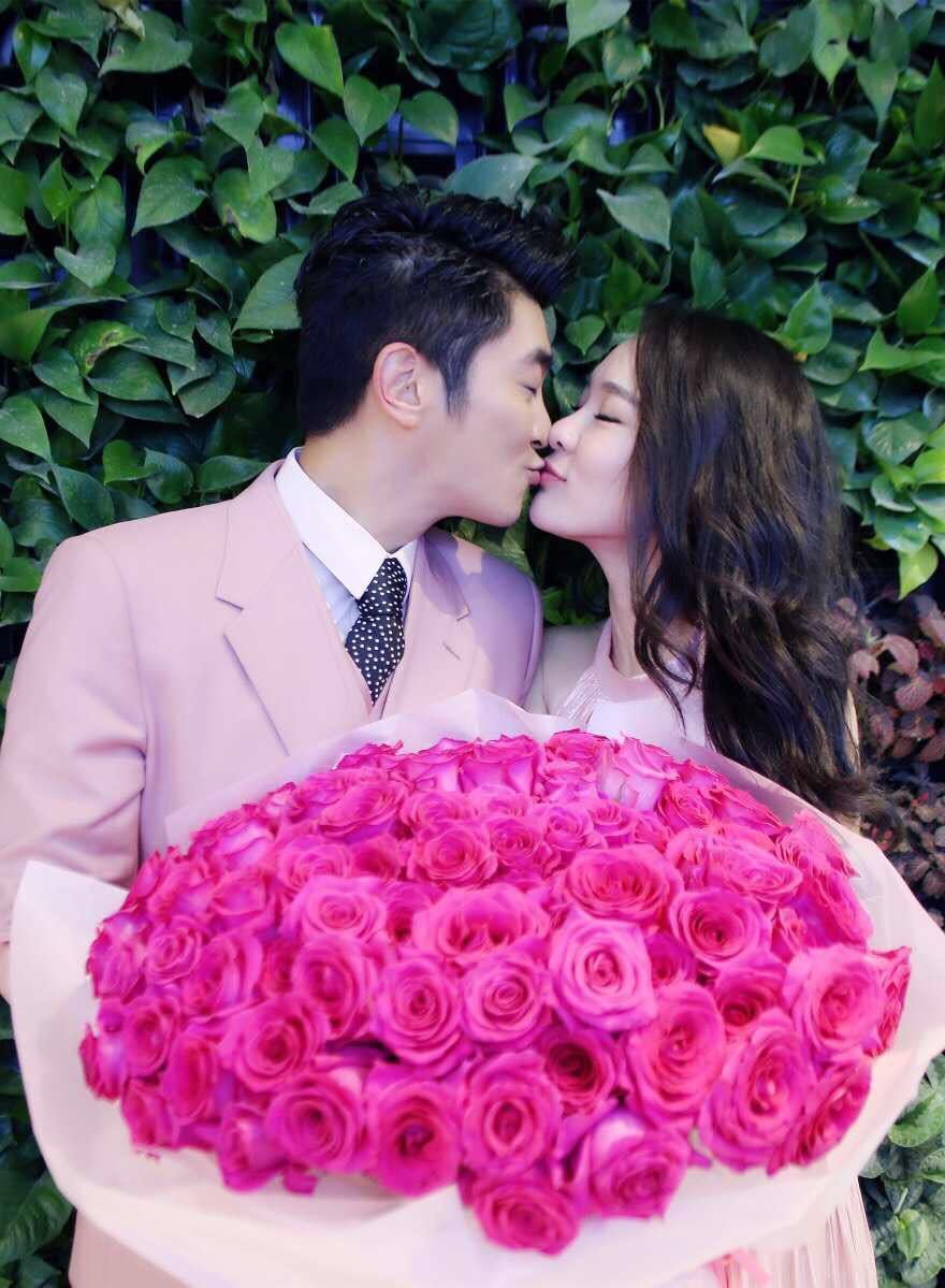 对于杜江,很多人喜欢把他称之为"霍思燕的老公",的确杜江的名气相比较