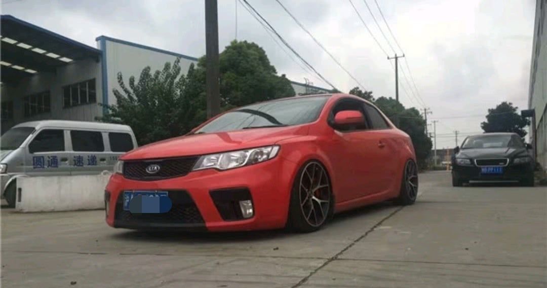 起亚速迈改装气动避震玩低趴,网友:果然是一趴遮百丑