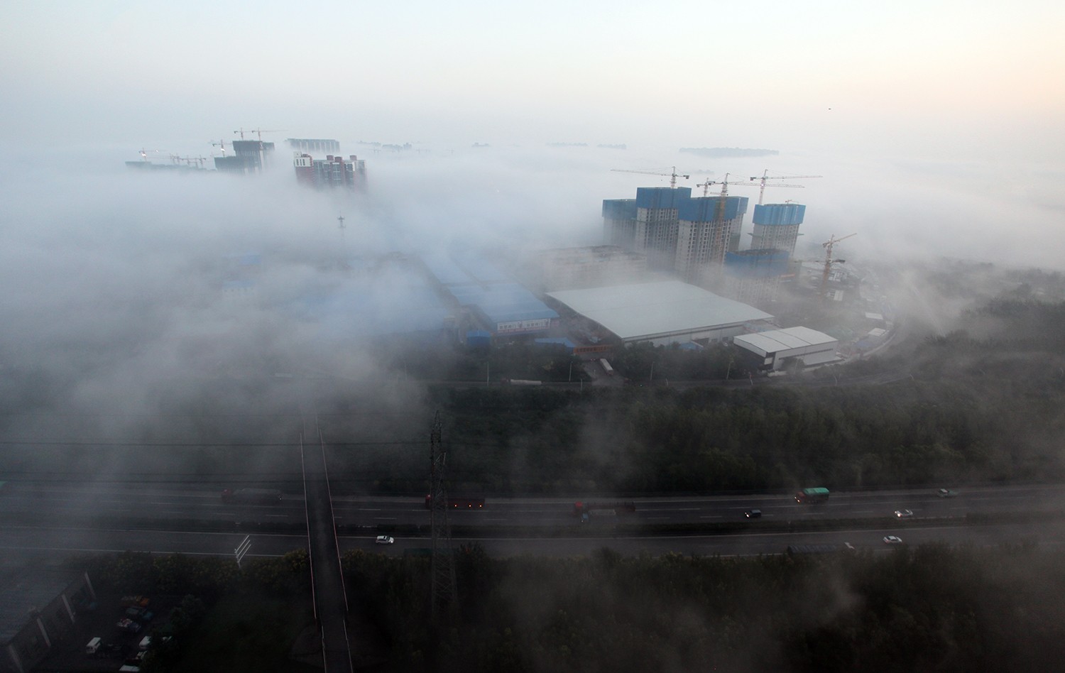 西安大雾如梦如幻般 城市上空犹如海市蜃楼|如梦|大雾|海市蜃楼_新浪新闻
