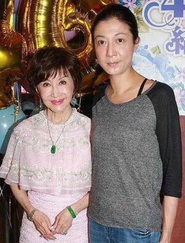 45岁吴绮莉与友人合照素颜出镜憔悴不堪胜在清新自然