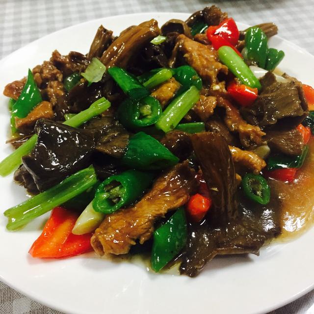 炒野生梨菇,菇吃起来脆脆的,还有肉片,吃起来口感不错.