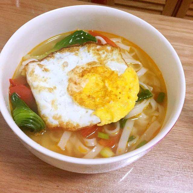 3,把鸡蛋堆到一边,加入青菜,豆芽,适量盐略翻炒到断生; 4,倒入河粉