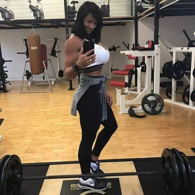 她身高190,肌肉大到爆,堪称女版巨石强森_健美_新浪竞技风暴_新浪网