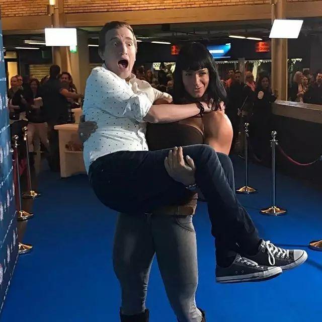 走红的并不单单是这身肌肉是瑞士的网红她叫cindy landolt▼但也不失