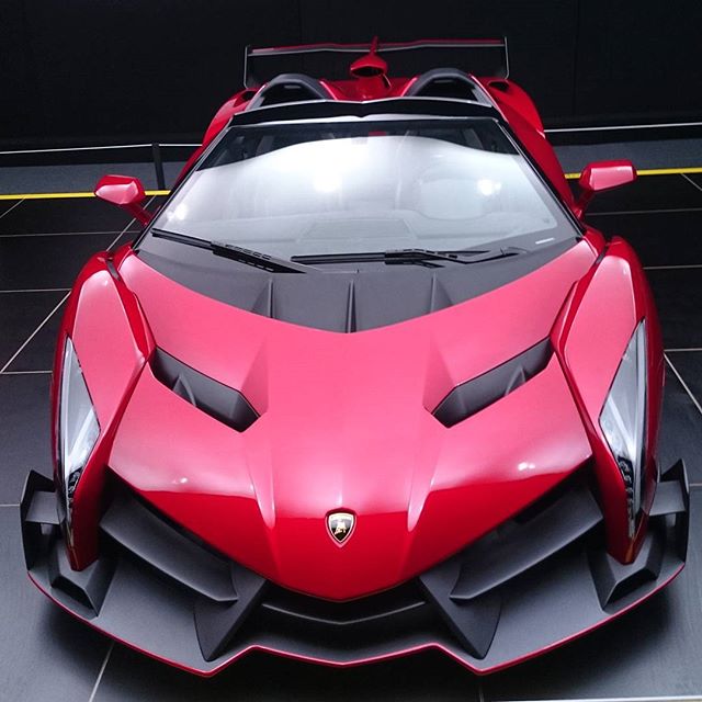 一毒一辣——红色毒药兰博基尼veneno roadster & 红色辣马法拉利lafe