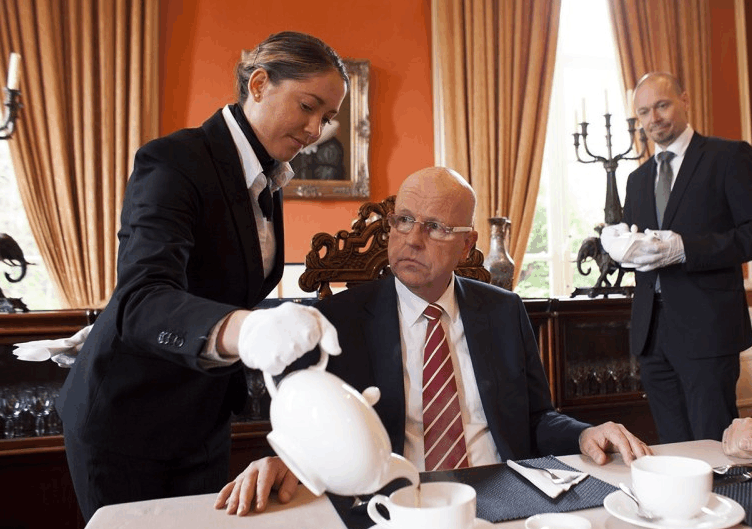 身为一名英伦管家,需要的是极高的自身素质和丰富的专业素养,以及近乎