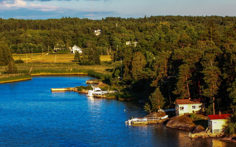 这个国家海岸线长1100公里,拥有岛屿约17.9万个