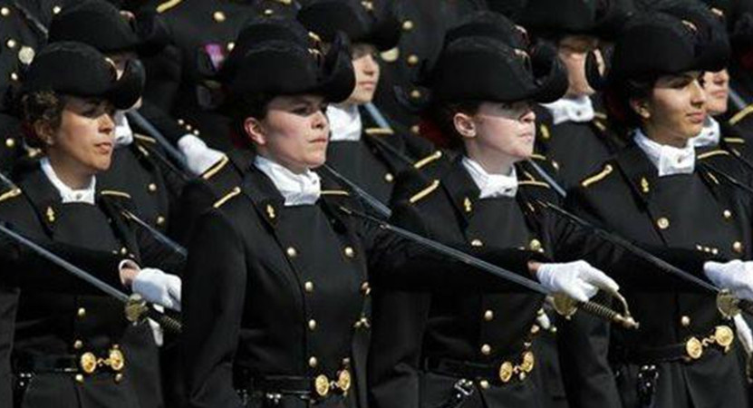 法国海军一半是女兵军舰浴室男女混用做那种事没人管