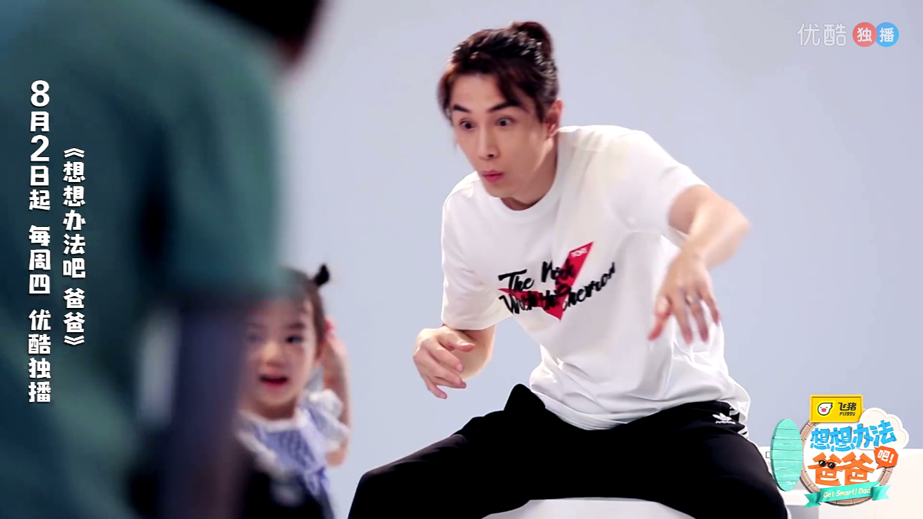 戚薇李承铉女儿lucky,和爸爸一起比耶,两个小辫超萌超可爱