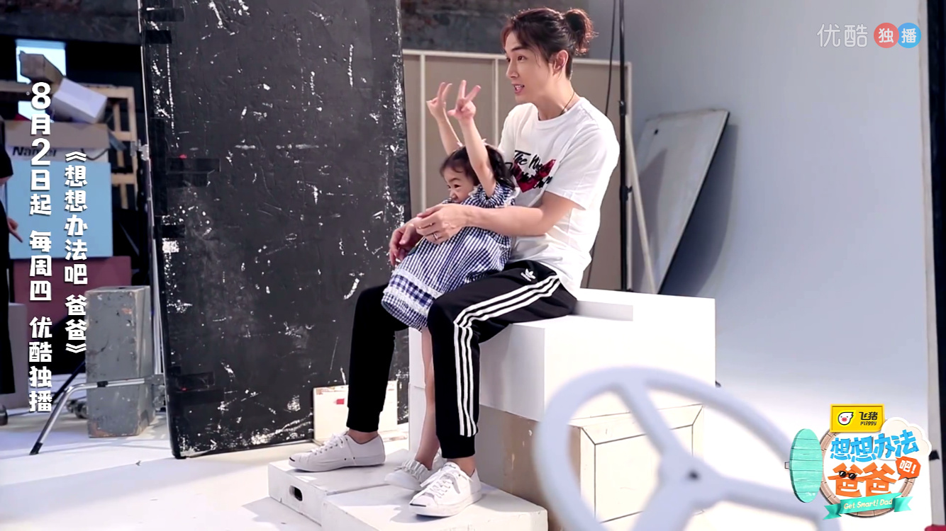 戚薇李承铉女儿lucky,和爸爸一起比耶,两个小辫超萌超可爱